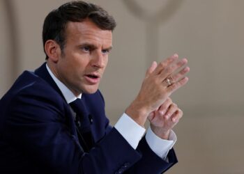 Prancūzija smogia vaikų telefonams: iki 15 metų socialiniai tinklai bus uždrausti visai