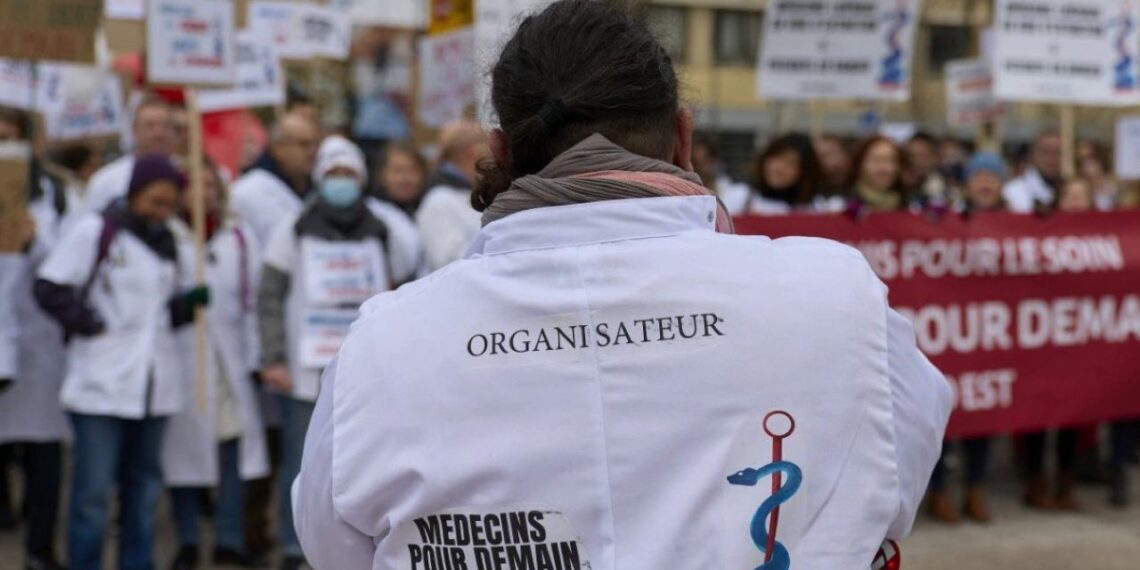 Prancūzijoje 10 dienų chaosas ligoninėse: gydytojai ir slaugytojai masiškai trenkia durimis