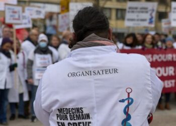 Prancūzijoje 10 dienų chaosas ligoninėse: gydytojai ir slaugytojai masiškai trenkia durimis