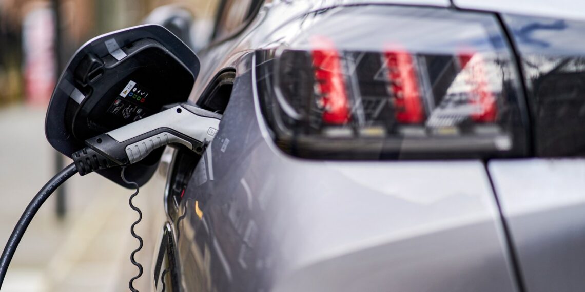 Prancūzų automobilių milžinas šokiruoja: atsisako 100% elektromobilių ir mažųjų miesto autų