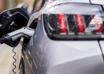 Prancūzų automobilių milžinas šokiruoja: atsisako 100% elektromobilių ir mažųjų miesto autų
