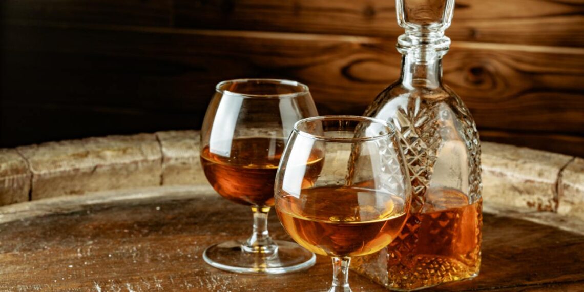 Prancūzų konjaką ištiko krizė: pasaulio paklausa smuko iki 15 metų žemumų, gamintojai panikoje