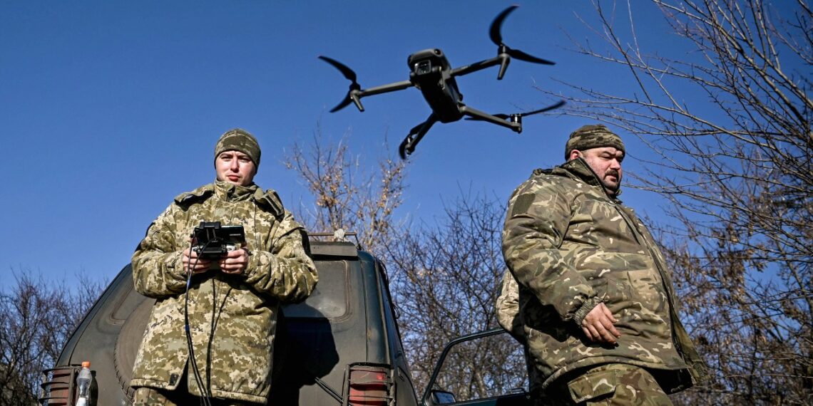 Putino kariuomenės siaubas fronte: neapginkluoti rusų kariai verčiami tapti gyvomis antenomis dronams