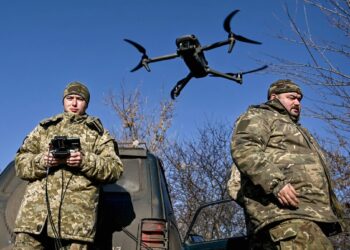 Putino kariuomenės siaubas fronte: neapginkluoti rusų kariai verčiami tapti gyvomis antenomis dronams