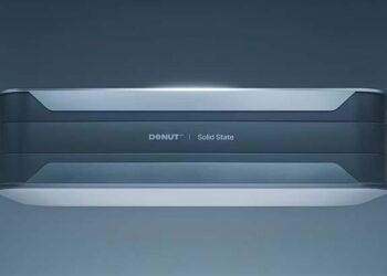 Revoliucija kelyje: Donut Lab meta iššūkį Teslai – jau gamybai paruoštos kietojo kūno EV baterijos