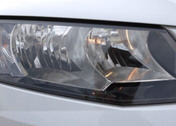 Revoliucija naktį: ar LED lemputės vietoj halogenų senam automobiliui – stebuklas ar pavojus?