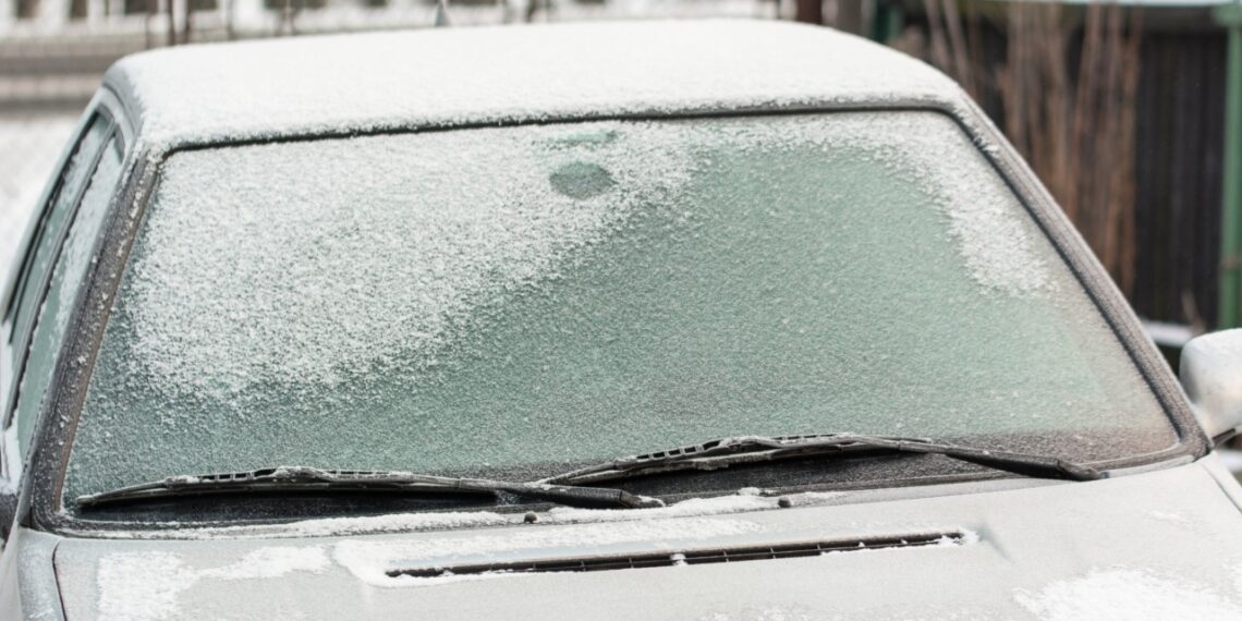 Revoliucinis būdas atitirpdyti automobilio langus be šildymo – ledas nukrenta per sekundes