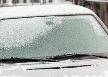 Revoliucinis būdas atitirpdyti automobilio langus be šildymo – ledas nukrenta per sekundes
