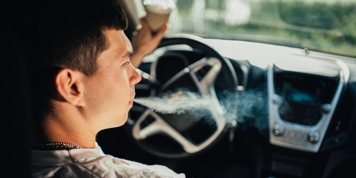 Rūkei kelyje? Šiose Europos šalyse cigaretė automobilyje su vaikais kainuos iki 1500 € baudą