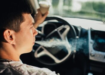 Rūkei kelyje? Šiose Europos šalyse cigaretė automobilyje su vaikais kainuos iki 1500 € baudą