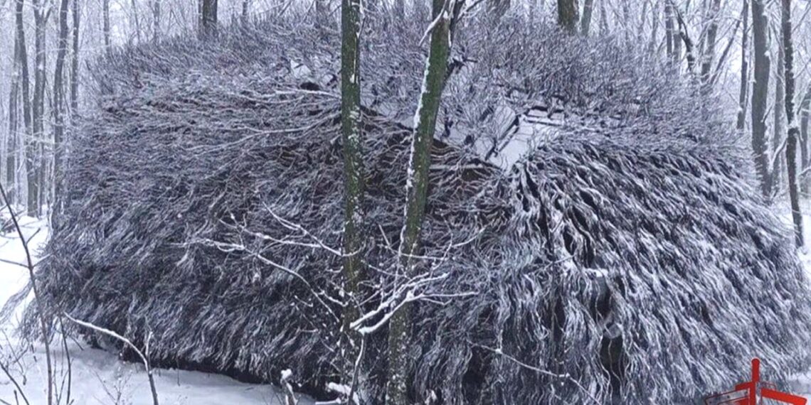 Rusija meta į frontą „šarvuotus ežius“: juokingi czołgai, nuo kurių dronai atšoka be šansų
