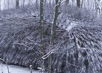 Rusija meta į frontą „šarvuotus ežius“: juokingi czołgai, nuo kurių dronai atšoka be šansų
