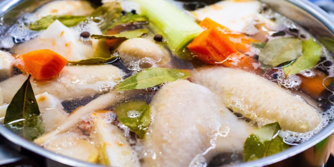 Šefai atskleidė paslaptį: į kokį vandenį dėti mėsą sultiniui ir kodėl visi daro klaidą