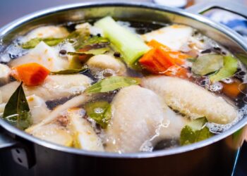 Šefai atskleidė paslaptį: į kokį vandenį dėti mėsą sultiniui ir kodėl visi daro klaidą