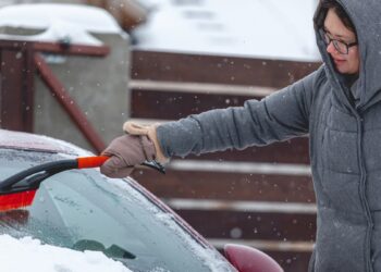 Ši klaida sukausto automobilį ilgam: kodėl iš vidaus užšąla stiklai ir ką daryti, kad taip nebeatsitiktų