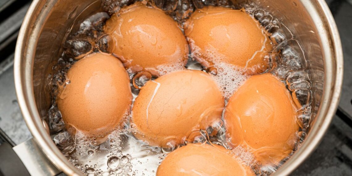 Šį klaidą verdant kiaušinius daro beveik visi: kulinarai įspėja – taip gadinate skonį