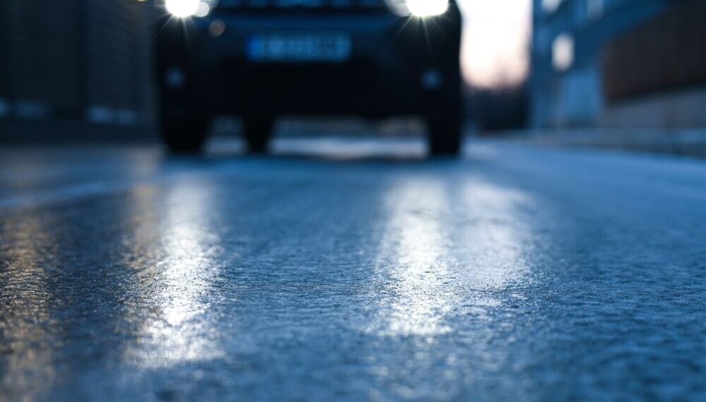 Ši žiemos spąstai keliuose: juodasis ledas smogia netikėtai – ši klaida gali kainuoti gyvybę