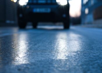 Ši žiemos spąstai keliuose: juodasis ledas smogia netikėtai – ši klaida gali kainuoti gyvybę