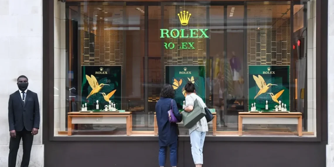 Siaubas Londone: ginkluota gauja užpuolė prabangų Rolex saloną ir pasišalino