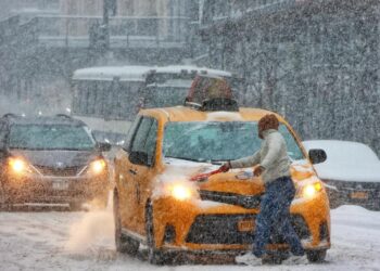 Siautėjanti pūga JAV pietuose paliko be elektros daugiau nei milijoną žmonių – chaosas auga