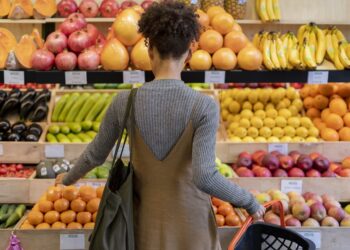 Šie vaisiai – tikras pesticidų kokteilis: ekspertai perspėja, ką valgydami rizikuojate labiausiai