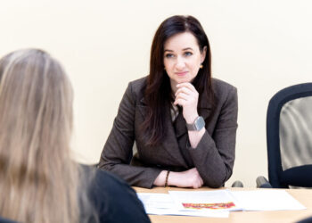 Šimonytė stoja akis į akį su žmonėmis: kas iš tiesų slepiasi už „gyvo dialogo“ pažado?