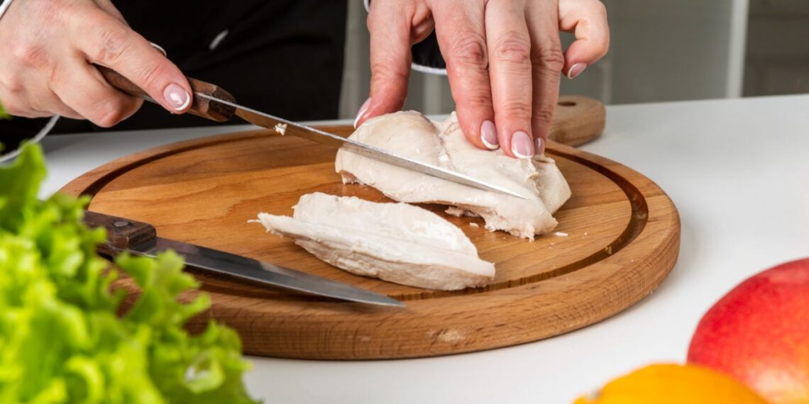 Šios 5 klaidos paverčia vištienos krūtinėlę sausa padanga: patikrinkite savo įpročius virtuvėje