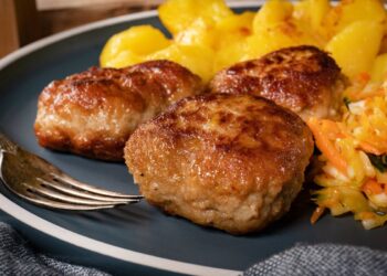 Šis genialus kotletų triukas pribloškė net šefus: pieną galima pilti be gailesčio