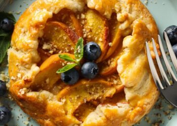 Šis naminis pyragas su persimonais akimirksniu dings nuo stalo: minkštas, kvapnus ir neįtikėtinai gardus