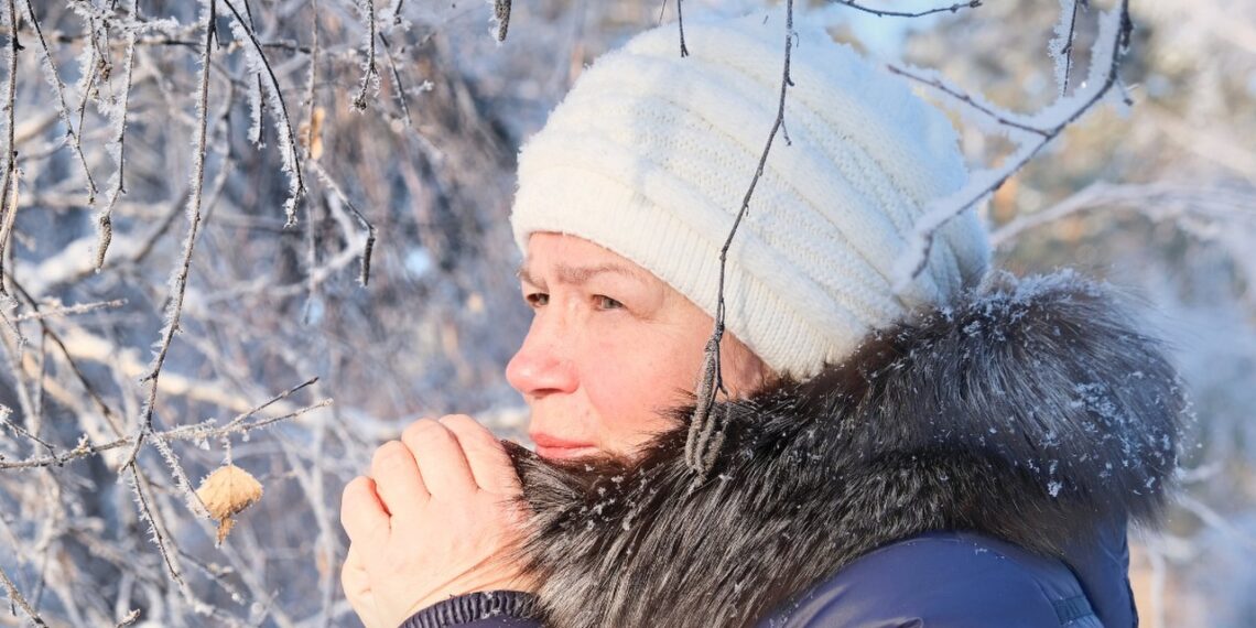 Šis paprastas triukas su pirštinėmis stebuklingai šildo rankas žiemą – visi jį giria internete