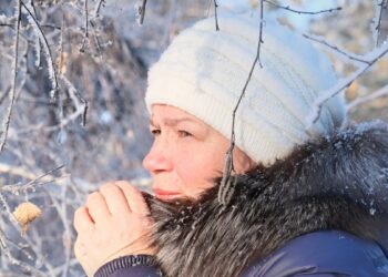 Šis paprastas triukas su pirštinėmis stebuklingai šildo rankas žiemą – visi jį giria internete
