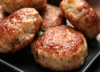 Šita sultinga paslaptis iš Lenkijos: bulka šiame sulytinta sultyse paverčia kotletus stebuklu