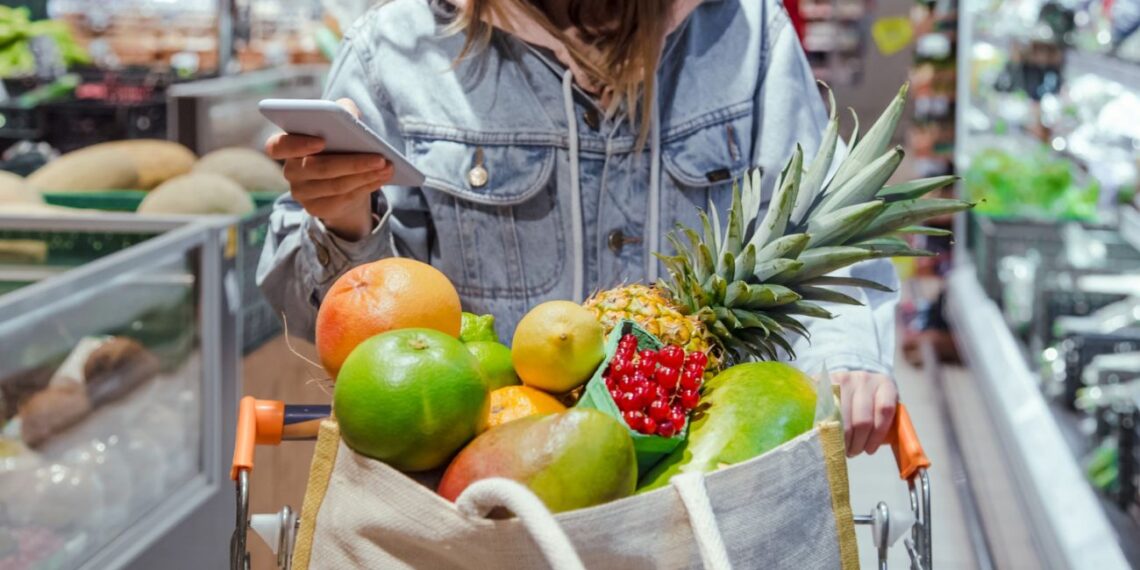 Šių daržovių ir vaisių lapkritį prekybos centre nepirkite: ekspertai perspėja dėl pavojų