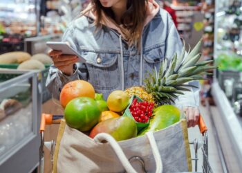 Šių daržovių ir vaisių lapkritį prekybos centre nepirkite: ekspertai perspėja dėl pavojų