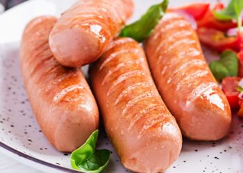 Šių dešrelių plėvelės NIEKADA nenulupi: pasirodo, jos valgomos – gamintojai atskleidė tiesą