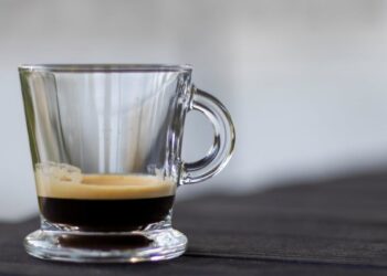 Šių produktų niekada negerk kartu su kava: endokrinologas perspėja – žaloji kasą ir kaulus