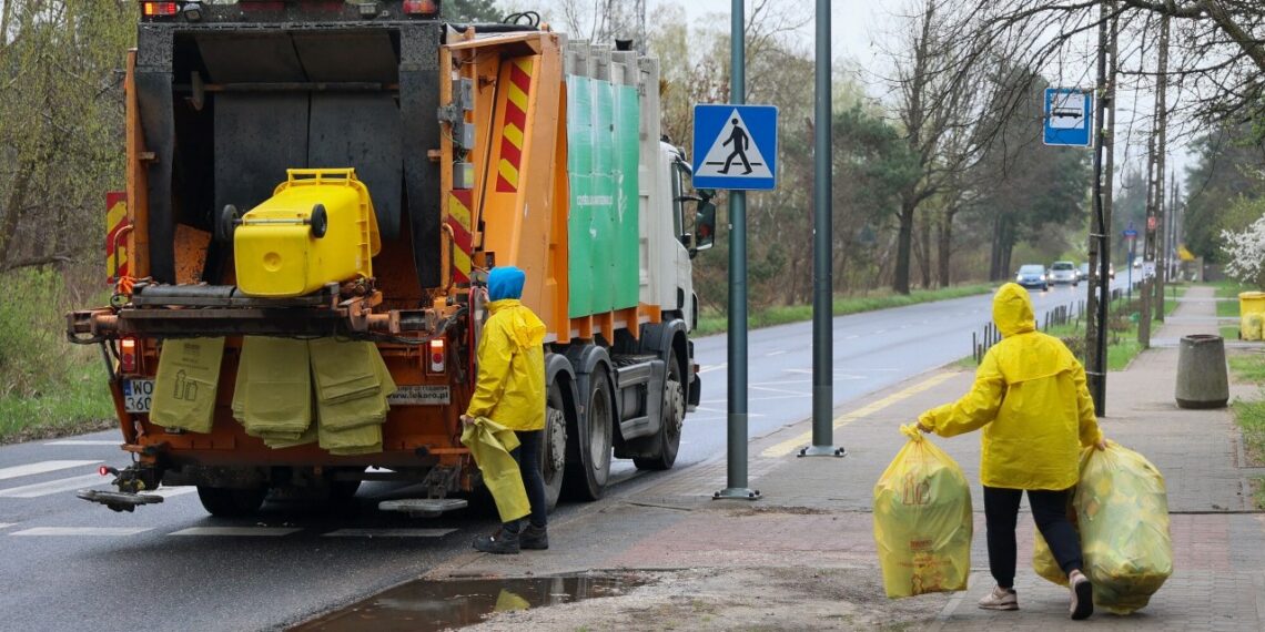 Šiukšliavežių vairuotojai masiškai bėga į užsienį: algos dvigubai didesnės