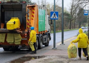 Šiukšliavežių vairuotojai masiškai bėga į užsienį: algos dvigubai didesnės