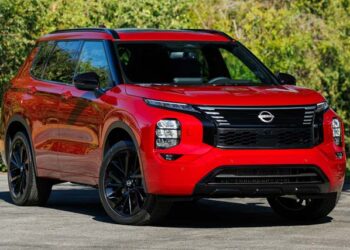 Skandalas automobilių rinkoje: Mitsubishi imasi gaminti naują Nissan Rogue Plug‑In Hybrid ir Navara pikapą