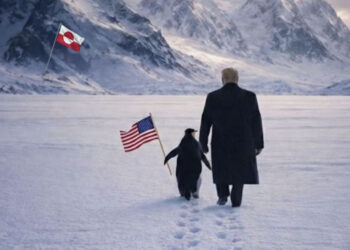 Skandalas: Baltieji rūmai paviešino keistą Trumpo nuotrauką su pingvinu Grenlandijoje