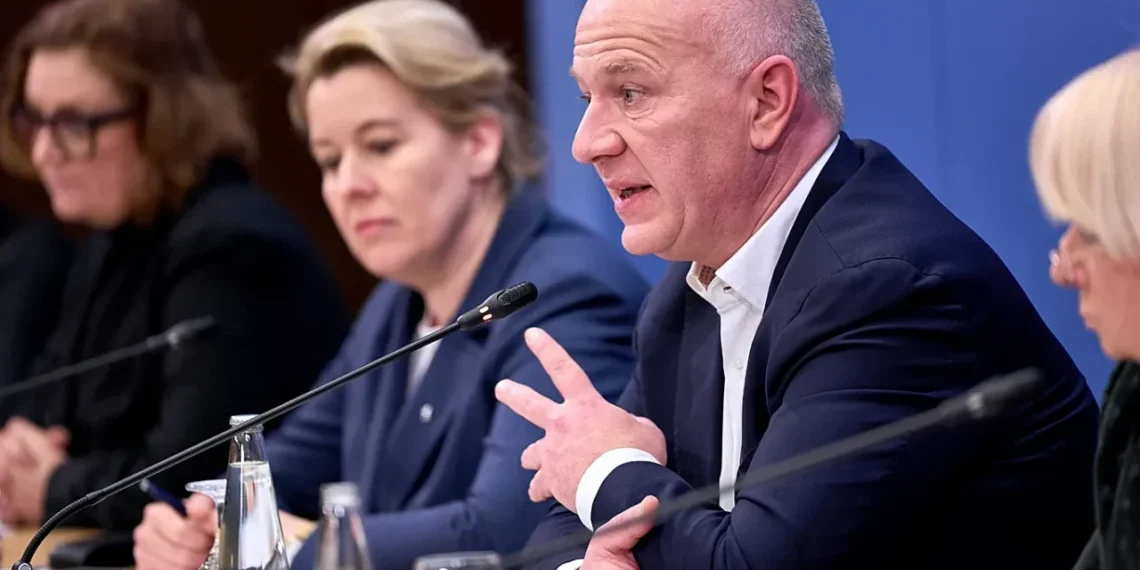 Skandalas Berlyne: meras linksminosi teniso aikštelėje, kai miestas skendo visiškoje tamsoje