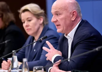 Skandalas Berlyne: meras linksminosi teniso aikštelėje, kai miestas skendo visiškoje tamsoje