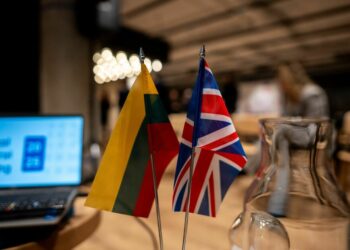 Skandalas dėl atšauktų skrydžių į Londono Sičio oro uostą: kaip valdžia šaudo sau į koją verslui