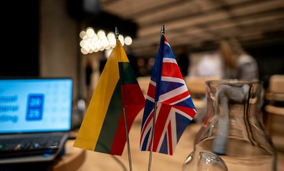 Skandalas dėl atšauktų skrydžių į Londono Sičio oro uostą: kaip valdžia šaudo sau į koją verslui