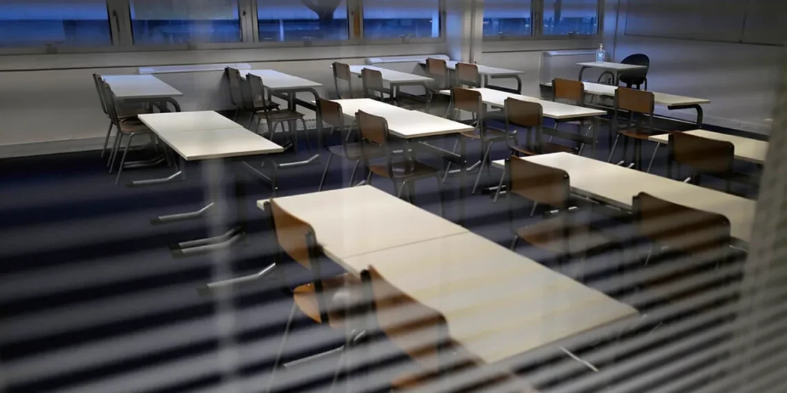 Skandalas Graikijoje: mokytojai, užklijavusiai mokiniui burną lipnia juosta, gresia 2 metai kalėjimo