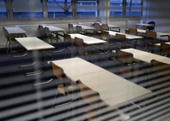 Skandalas Graikijoje: mokytojai, užklijavusiai mokiniui burną lipnia juosta, gresia 2 metai kalėjimo