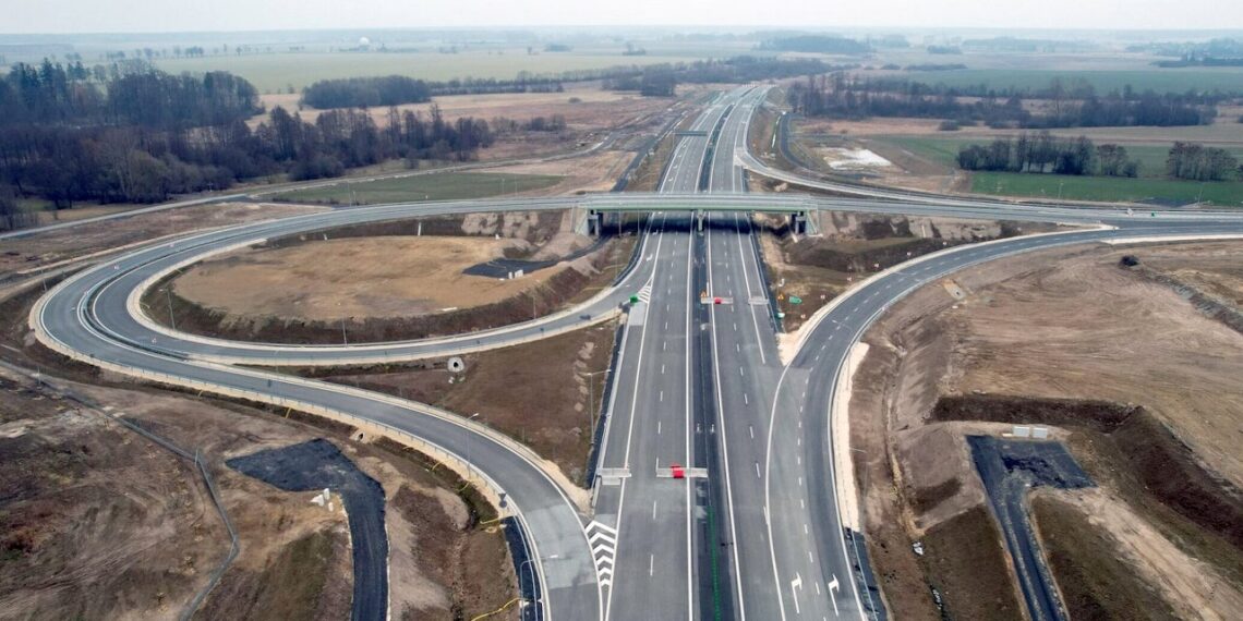 Skandalas kaimynystėje: nauja milijoninė A2 autostrada Lenkijoje jau pusmetį stovi tuščia