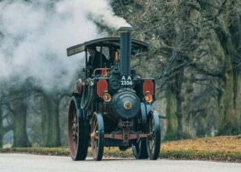 Skandalas: kaip sovietai ir naftos magnatai palaidojo pigias mašinas, važiuojančias ant malkų