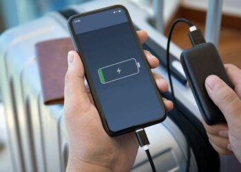 Skandalas keliautojams: 2026 m. draudžiamų daiktų sąrašas lėktuvuose šokiruoja milijonus