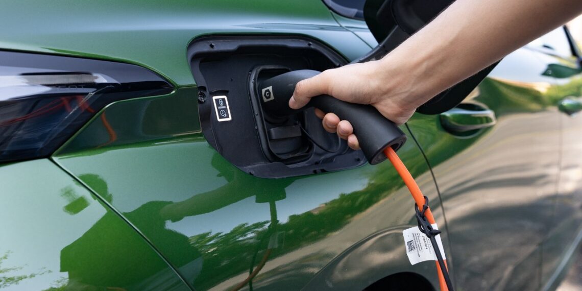 Skandalas Prancūzijoje: teismas nurodė grąžinti pinigus už elektrinį automobilį